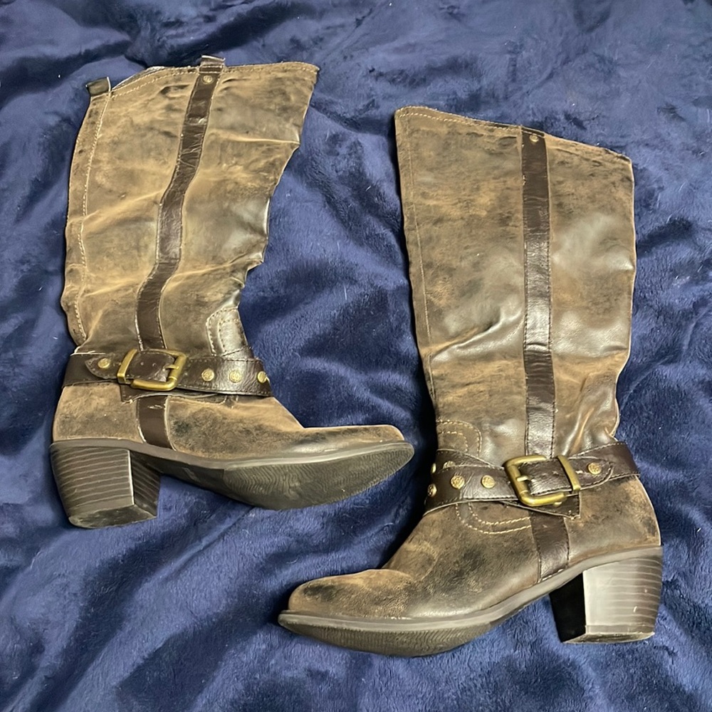 Distressed boots with buckle